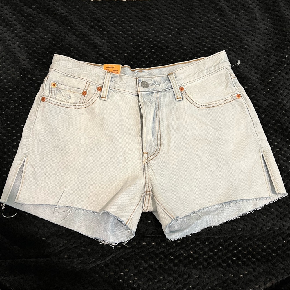 Women’s Levi Shorts-NWT